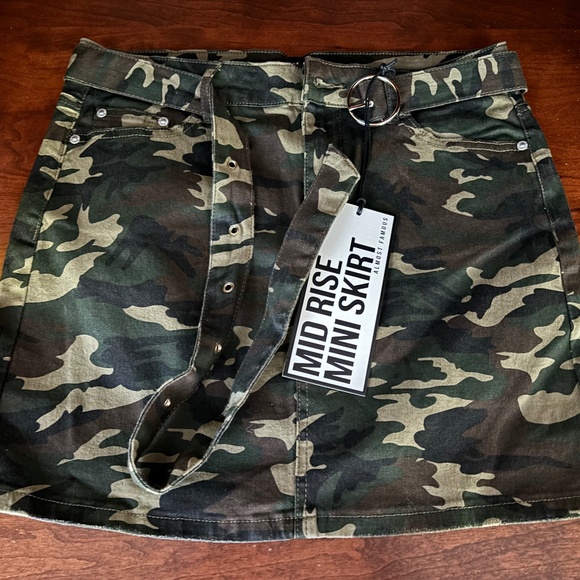ALMOST FAMOUS MID RISE MINI SKIRT CAMO SIE MEDIUM NEW WITH TAGS - Picture 1 of 2